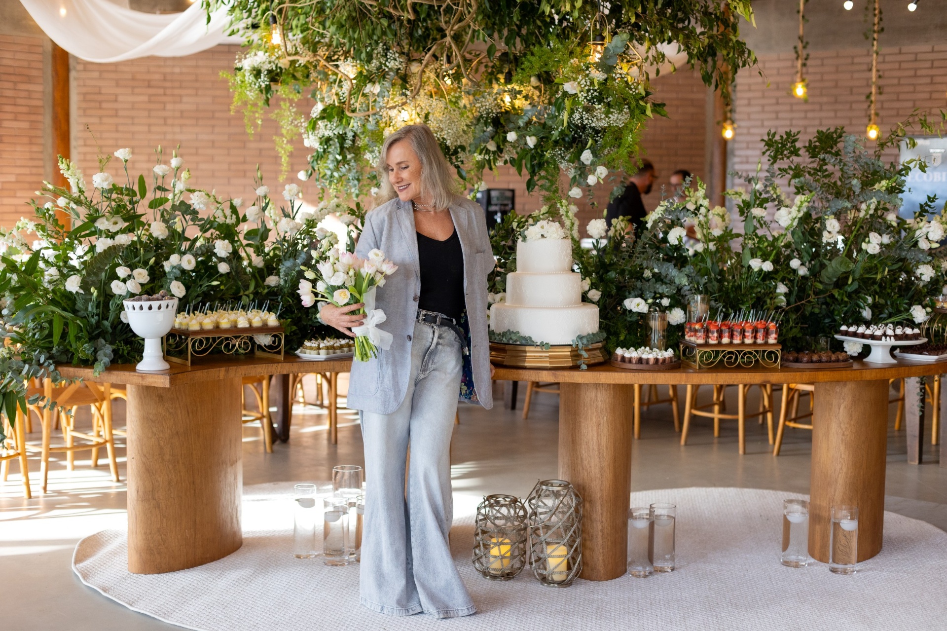 Susie Hahn ao lado de mesa de doces florida em casamento